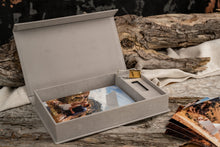 Lade das Bild in den Galerie-Viewer, SET Samtstoff Foto Box inkl. 16 GB Diamant USB Stick