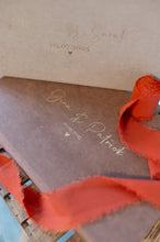 Lade das Bild in den Galerie-Viewer, SoftTouch Box mit Gold oder Silberprägung