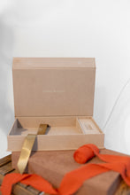 Lade das Bild in den Galerie-Viewer, SoftTouch Box mit Gold und Silberprägung