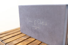 Lade das Bild in den Galerie-Viewer, SoftTouch Box mit Gold und Silberprägung