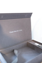 Lade das Bild in den Galerie-Viewer, SoftTouch Box mit Gold oder Silberprägung