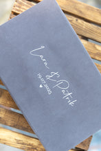 Lade das Bild in den Galerie-Viewer, SET Samtstoffbox inkl. 16GB USB Stick Gold & Silberprägung