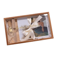 Lade das Bild in den Galerie-Viewer, Holzgeschenkbox mit Acrylglasdeckel mit Goldprägung