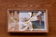 Lade das Bild in den Galerie-Viewer, Holzgeschenkbox mit Acrylglasdeckel mit Goldprägung