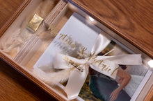 Lade das Bild in den Galerie-Viewer, Holzgeschenkbox mit Acrylglasdeckel mit Goldprägung