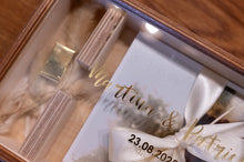 Lade das Bild in den Galerie-Viewer, Holzgeschenkbox mit Acrylglasdeckel mit Goldprägung