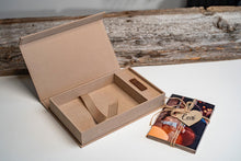 Lade das Bild in den Galerie-Viewer, SET SoftTouch Box inkl. 16 GB Diamant USB Stick