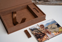 Lade das Bild in den Galerie-Viewer, SET Samtstoff Foto Box inkl. 16 GB Diamant USB Stick