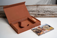 Lade das Bild in den Galerie-Viewer, SET Samtstoff Foto Box inkl. 16 GB Diamant USB Stick