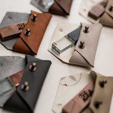 Lade das Bild in den Galerie-Viewer, Vegane Ledertasche für USB-Stick