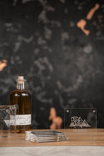 Lade das Bild in den Galerie-Viewer, Glasuntersetzter Acyril mit Holzkiste 6er Set