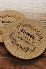Lade das Bild in den Galerie-Viewer, Glasuntersetzer Kork mit Holzkiste 6er-Set