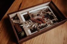 Lade das Bild in den Galerie-Viewer, Holzgeschenkbox mit Acrylglasdeckel
