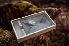 Lade das Bild in den Galerie-Viewer, Holzgeschenkbox mit Acrylglasdeckel