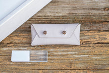 Lade das Bild in den Galerie-Viewer, Vegane Ledertasche für USB-Stick