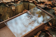 Lade das Bild in den Galerie-Viewer, Holzgeschenkbox mit Acrylglasdeckel