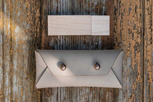 Lade das Bild in den Galerie-Viewer, Vegane Ledertasche für USB-Stick