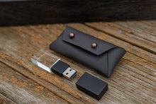 Lade das Bild in den Galerie-Viewer, Vegane Ledertasche für USB-Stick