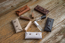 Lade das Bild in den Galerie-Viewer, Vegane Ledertasche für USB-Stick