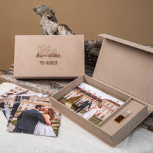 Lade das Bild in den Galerie-Viewer, SET Samtstoff Foto Box inkl. 16 GB Diamant USB Stick
