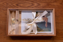 Lade das Bild in den Galerie-Viewer, Holzgeschenkbox mit Acrylglasdeckel mit Goldprägung
