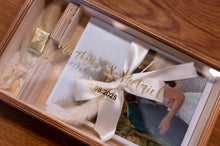 Lade das Bild in den Galerie-Viewer, Holzgeschenkbox mit Acrylglasdeckel mit Goldprägung
