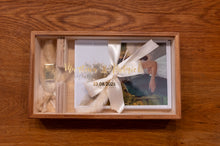 Lade das Bild in den Galerie-Viewer, Holzgeschenkbox mit Acrylglasdeckel mit Goldprägung
