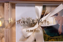 Lade das Bild in den Galerie-Viewer, Holzgeschenkbox mit Acrylglasdeckel mit Goldprägung
