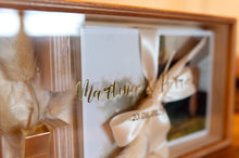 Lade das Bild in den Galerie-Viewer, Holzgeschenkbox mit Acrylglasdeckel mit Goldprägung
