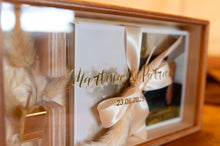 Lade das Bild in den Galerie-Viewer, Holzgeschenkbox mit Acrylglasdeckel mit Goldprägung
