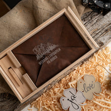 Lade das Bild in den Galerie-Viewer, Holzgeschenkbox mit Acrylglasdeckel
